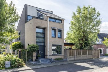Aangeboden door Aelmans Woningmakelaars BV